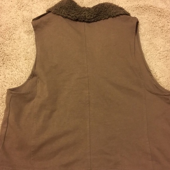 VEST - Picture 5 of 7